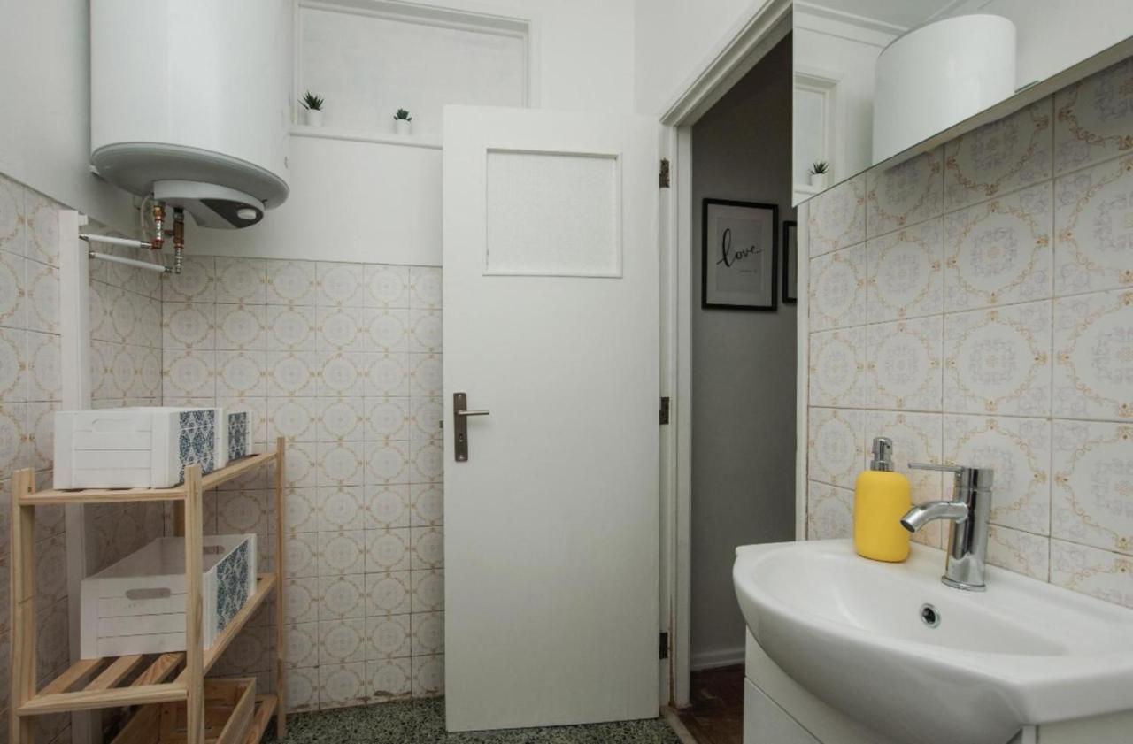 - Cost - Airport - Subway Apartamento